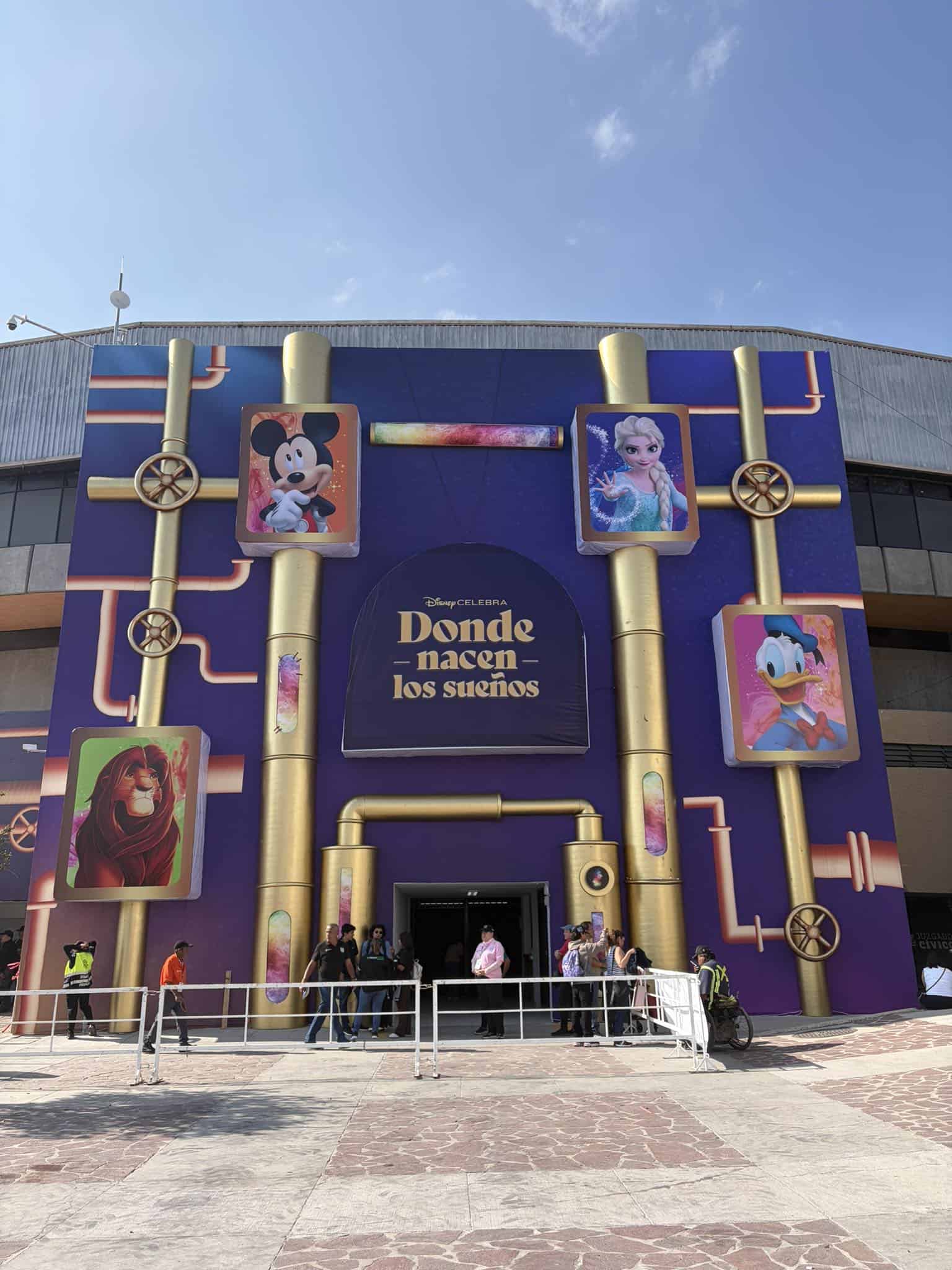 Entrada principal con personajes ic&oacute;nicos de Disney en un dise&ntilde;o colorido y atractivo.