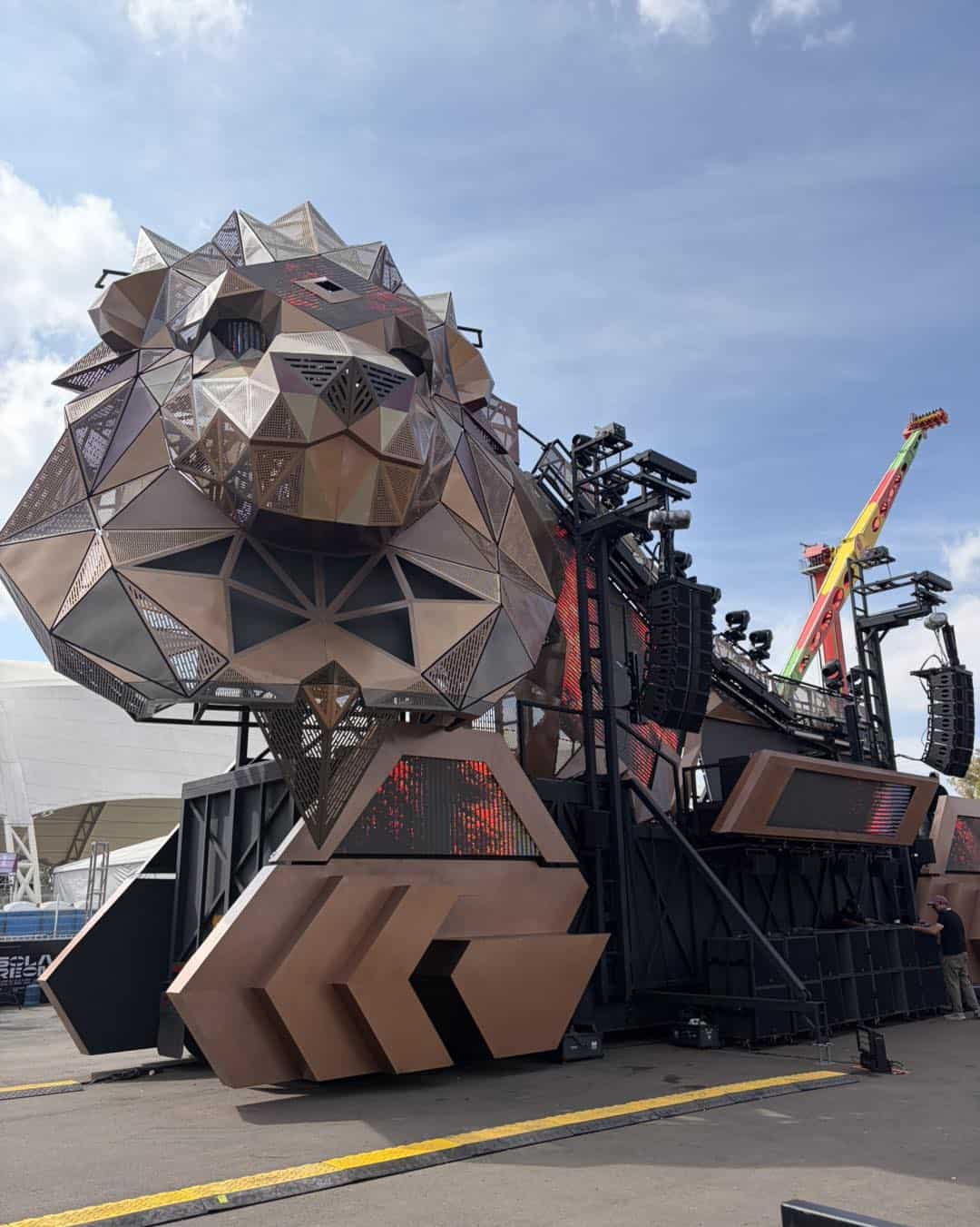 Imponente escultura de le&oacute;n decorativa en festival musical en Le&oacute;n, M&eacute;xico, con escenario y equipo de sonido en un evento al.