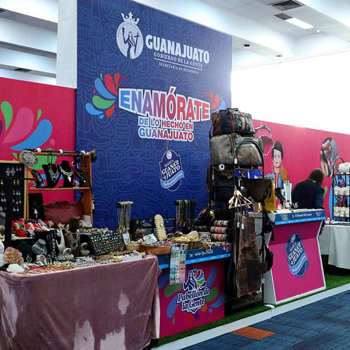 Puesto de artesanías y souvenirs en Guanajuato, con productos tradicionales y culturales, ideal para turistas que buscan recu.