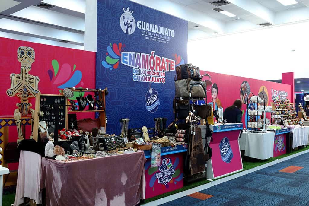 Puesto de artesanías y souvenirs en Guanajuato, con productos tradicionales y culturales, ideal para turistas que buscan recu.