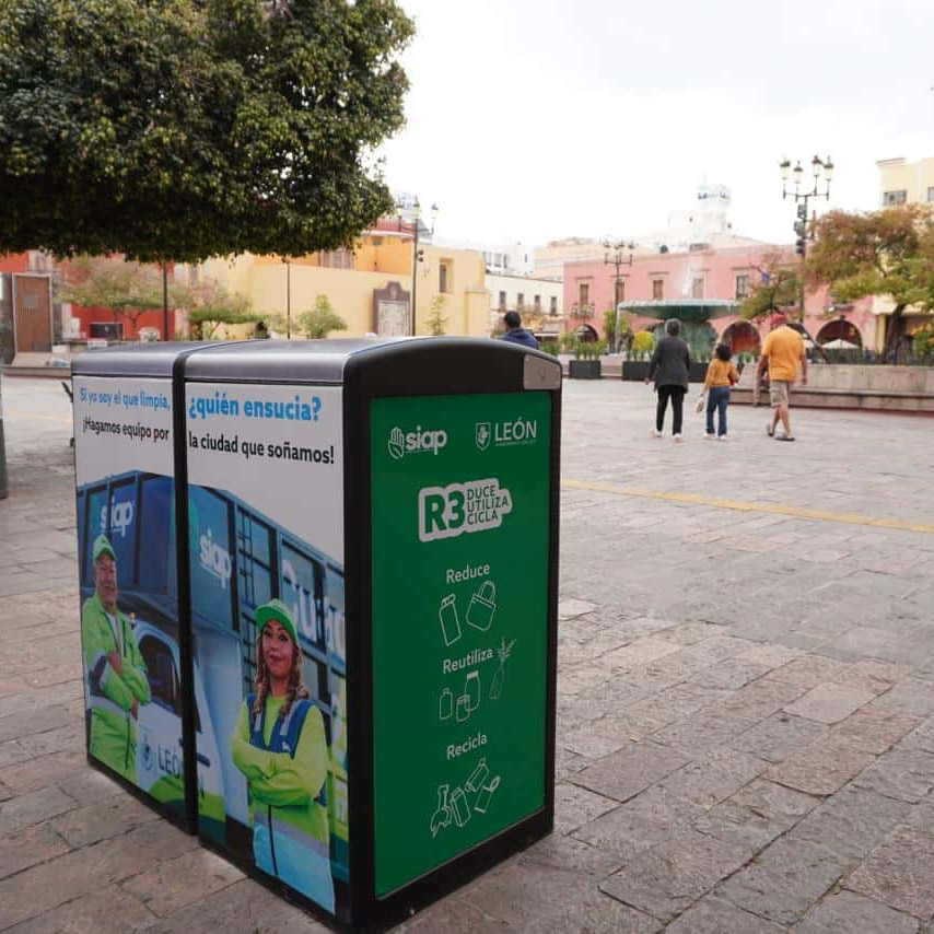 Reciclaje en León: cubo de basura ecológico para residuos de plástico y papel en la plaza pública.