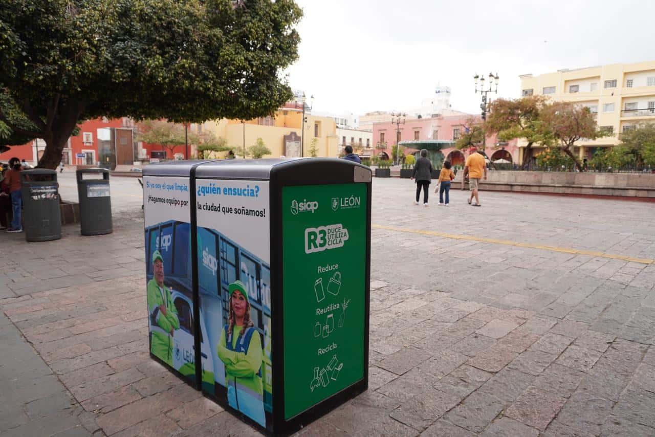 Reciclaje en Le&oacute;n: cubo de basura ecol&oacute;gico para residuos de pl&aacute;stico y papel en la plaza p&uacute;blica.