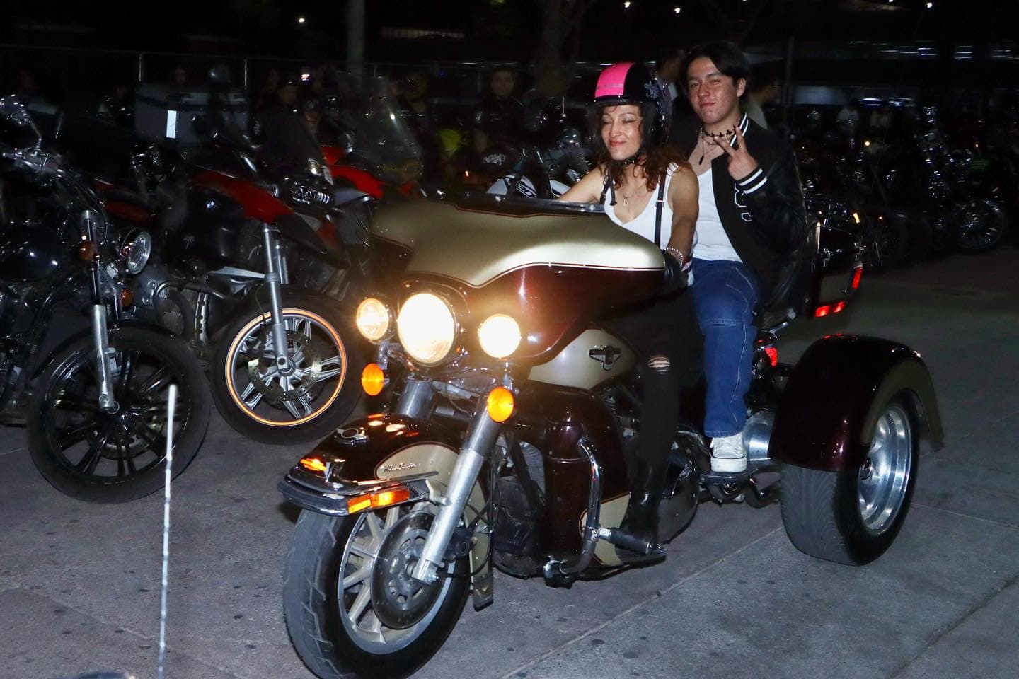 Moto trike en exhibici&oacute;n en un evento nocturno en Le&oacute;n, M&eacute;xico.