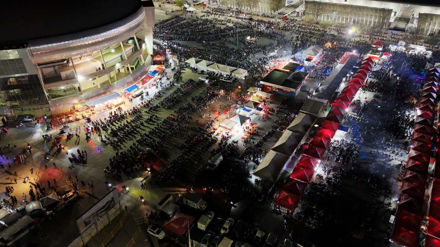 Espect&aacute;culo nocturno en Le&oacute;n, con gran asistencia y luces vibrantes en un evento cultural y musical.