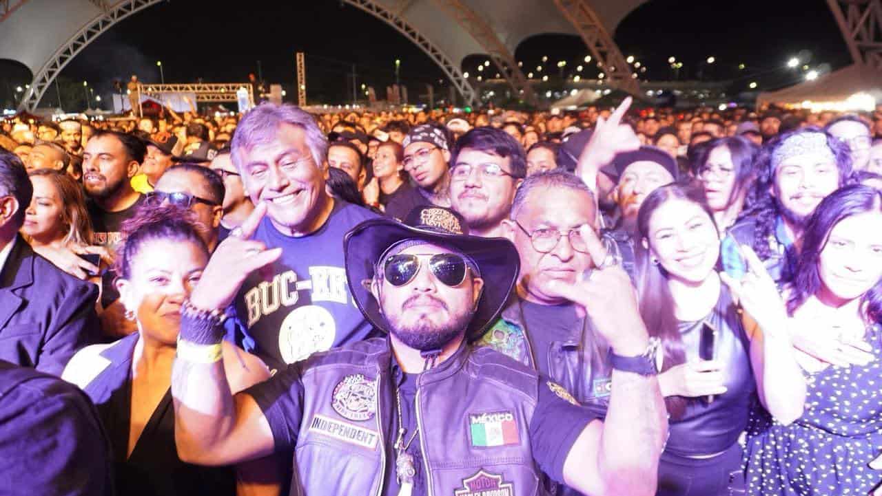 Concierto en Le&oacute;n, M&eacute;xico con multitud de asistentes vibrando.