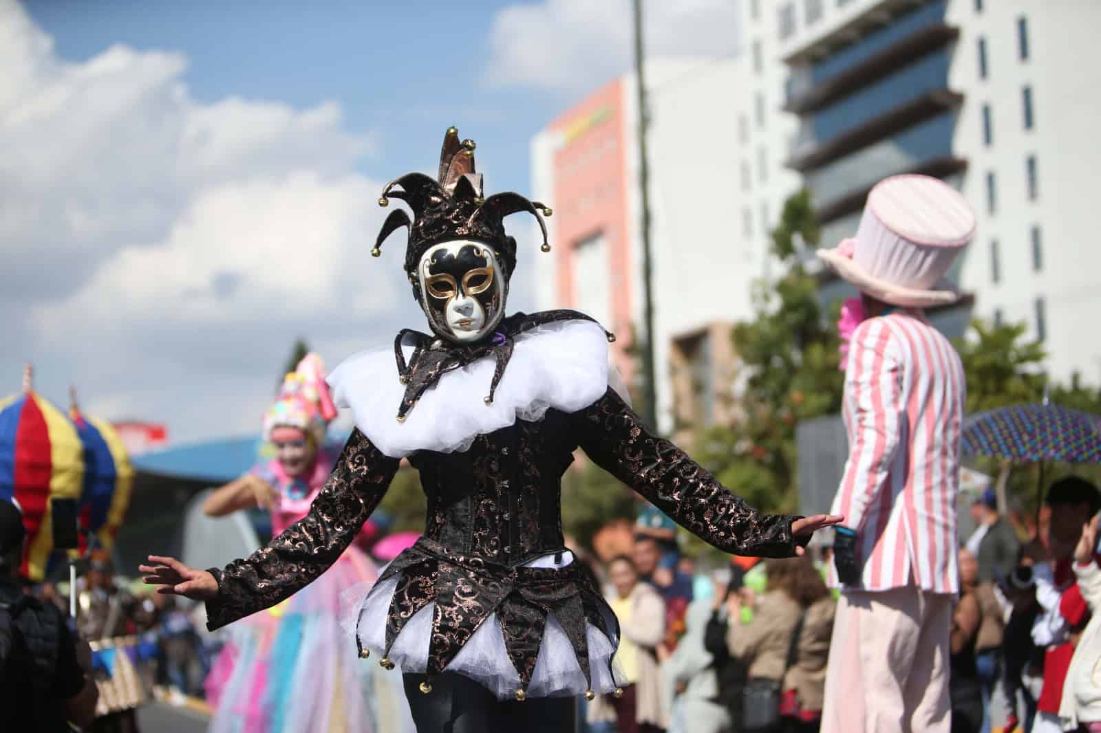 Disfraz tradicional de carnaval con máscara elaborada y atuendo colorido en celebración cultural en León.