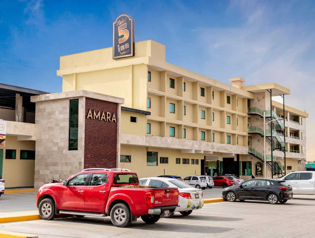 Hotel 5 estrellas en León, con modernas instalaciones y excelente servicio para una estancia cómoda y lujosa.