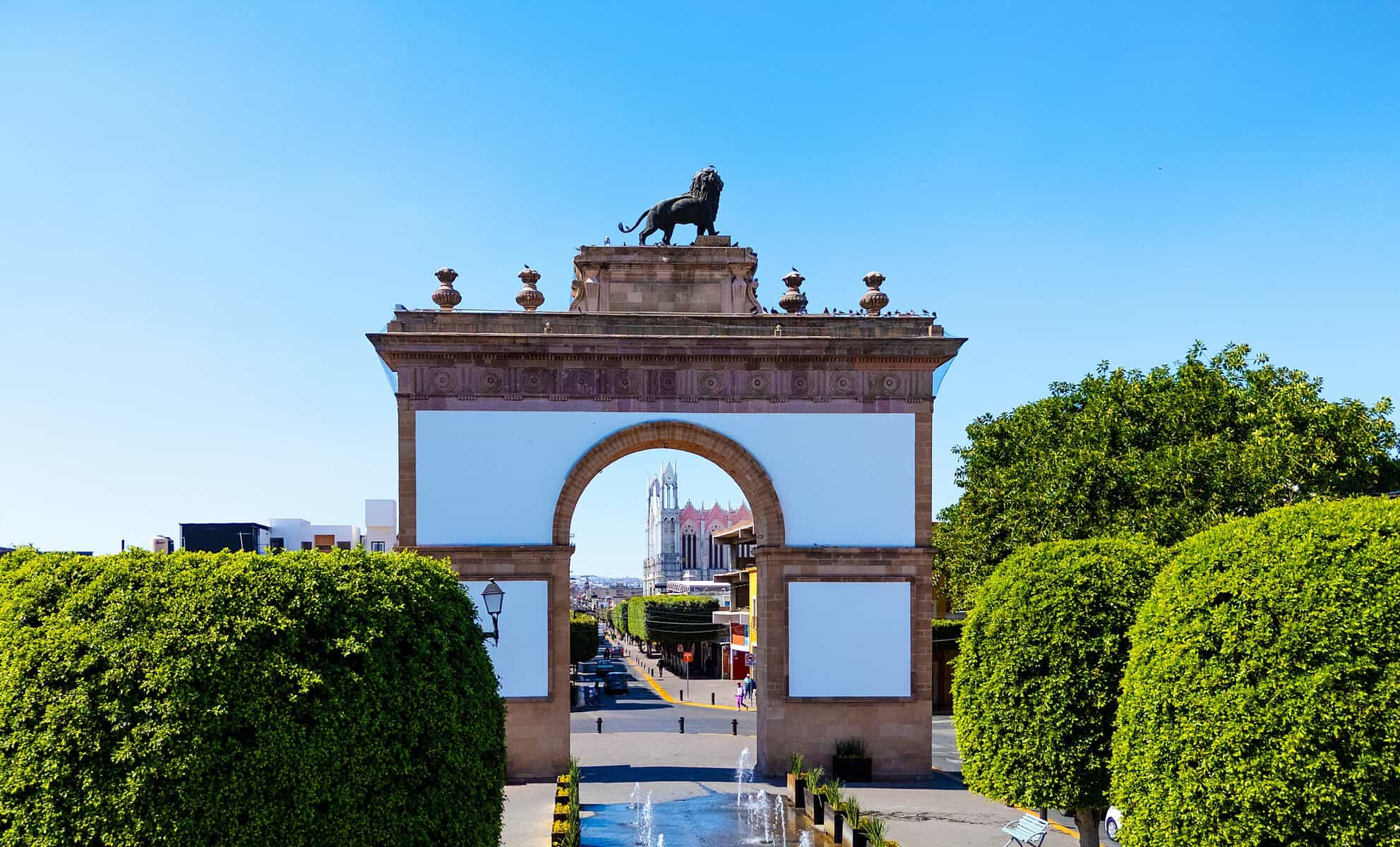 Puerta de Le&oacute;n, entrada emblem&aacute;tica en la ciudad de Le&oacute;n, con arquitectura colonial y un monumento de un toro en la cima.