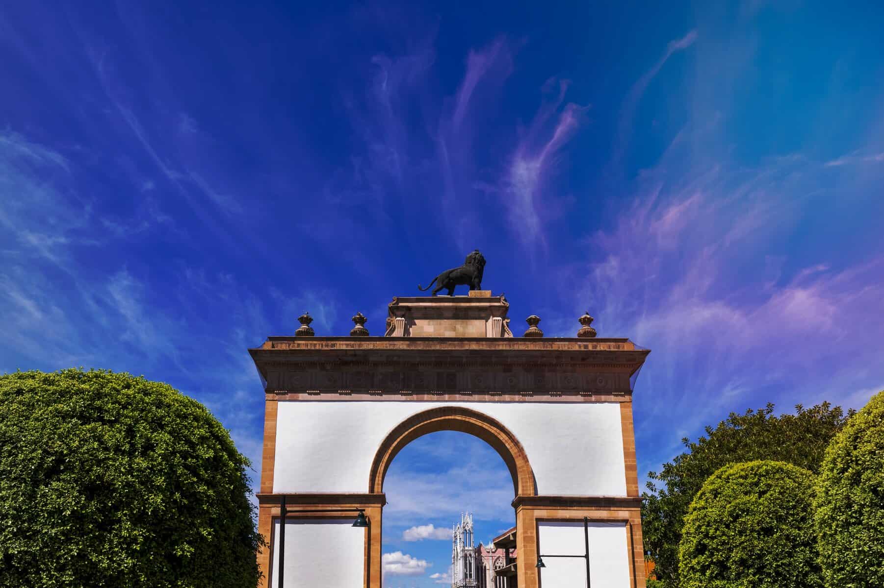 Puerta de Le&oacute;n, s&iacute;mbolo emblem&aacute;tico de la historia y cultura en Le&oacute;n, M&eacute;xico, rodeada de jardines y arquitectura colonial.