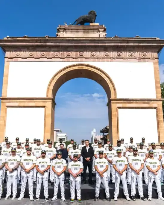 Puerta de León y equipo de béisbol Bravos de León participan en iniciativa de lectura en la Biblioteca Central Estatal.