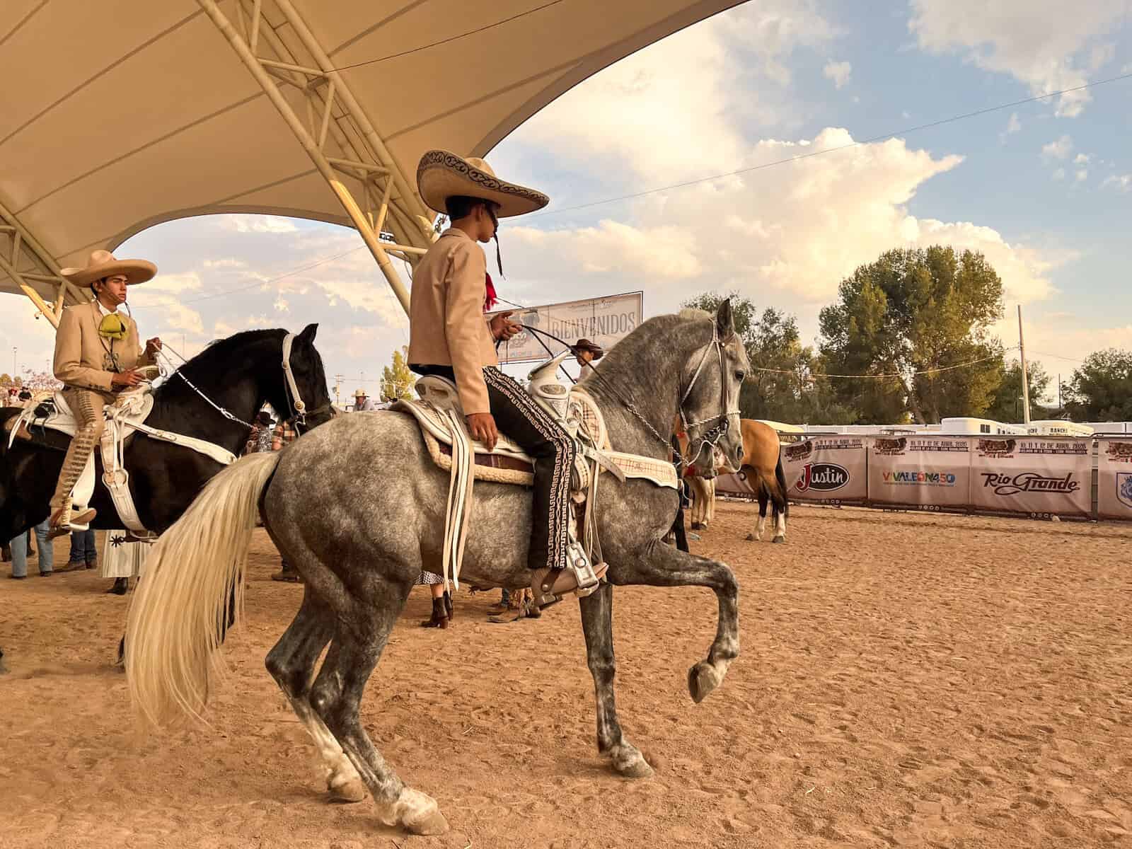 Espectáculo de caballos en León, México, mostrando tradición, cultura y diversión familiar en un evento ecuestre vibrante y c.