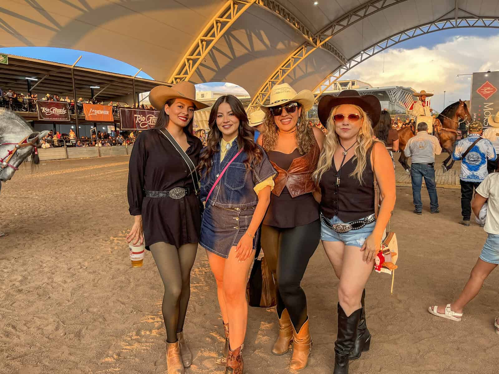 Espectáculo ecuestre en León con tradición, cultura y diversión familiar en un evento vibrante y lleno de pasión.