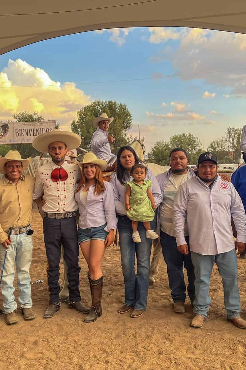 Grupo de personas en evento ecuestre en Le&oacute;n, M&eacute;xico, mostrando tradici&oacute;n, cultura y uni&oacute;n familiar en un ambiente festivo y.