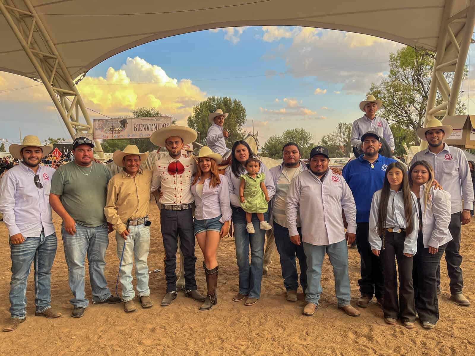 Grupo de personas en evento ecuestre en León, México, mostrando tradición, cultura y unión familiar en un ambiente festivo y.