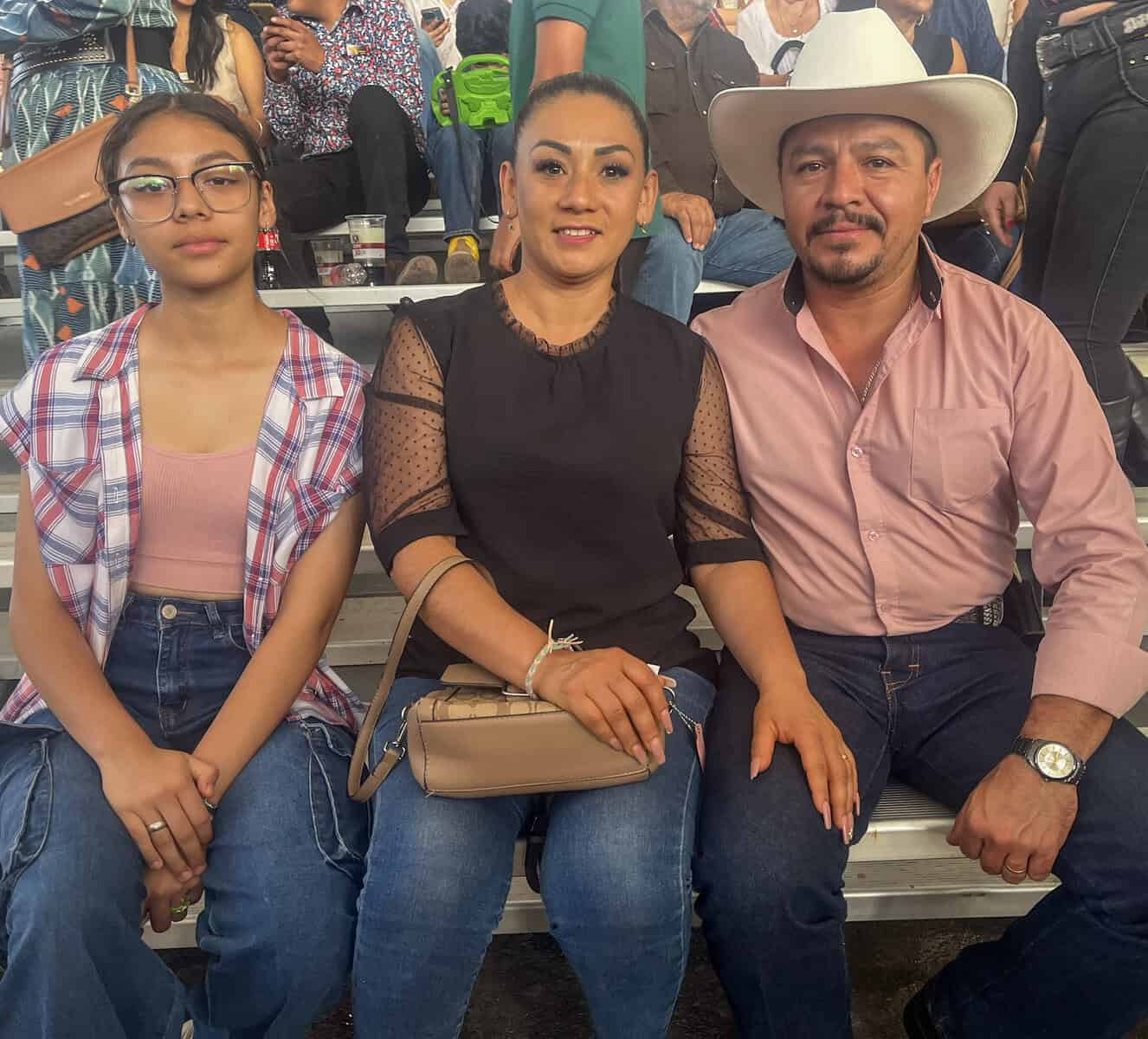 Imagen de una familia disfrutando de un evento ecuestre en León, México, que combina tradición, cultura y diversión familiar.