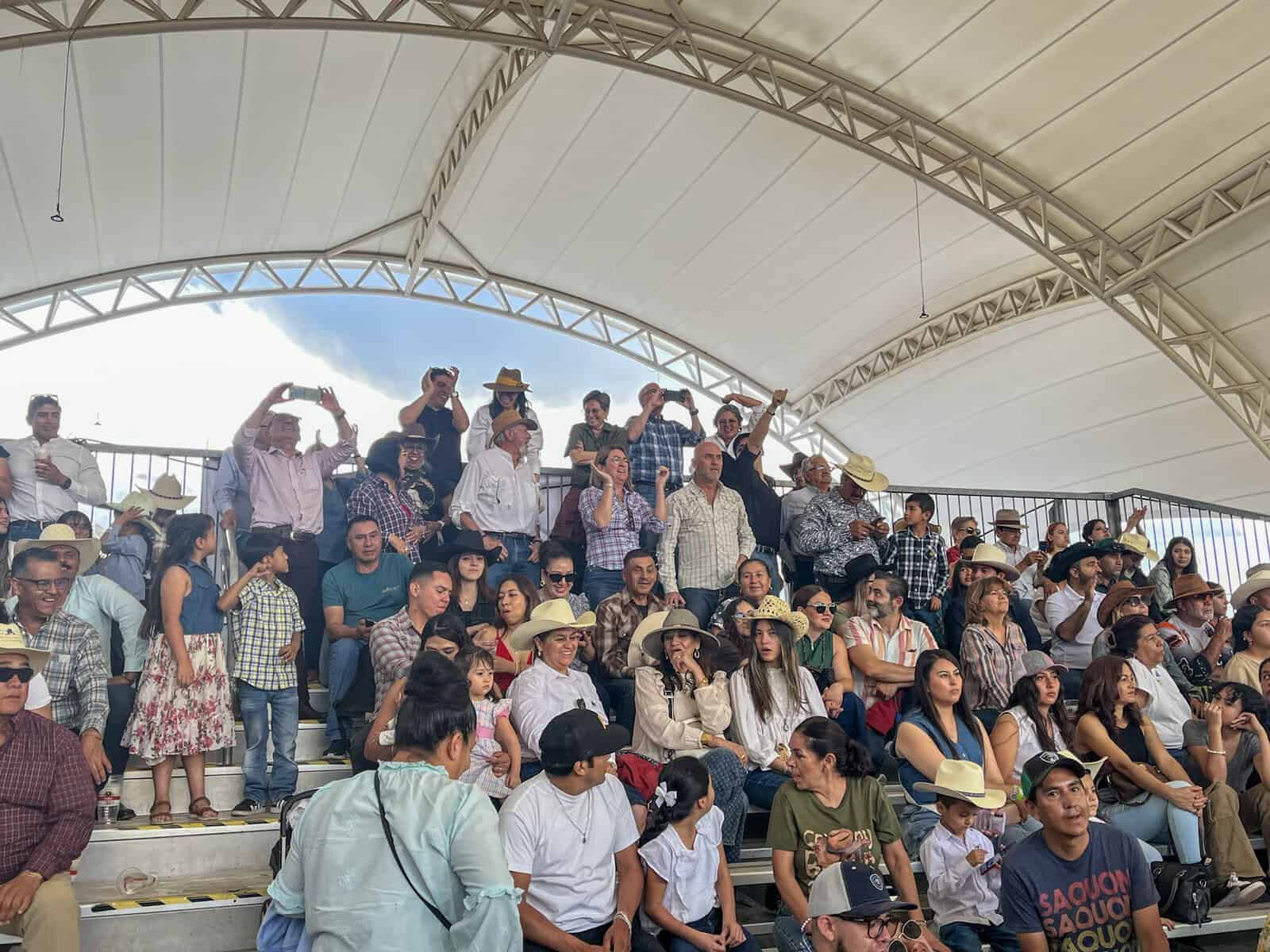 Espectáculo ecuestre en León, cultura y tradición familiar bajo una estructura moderna.