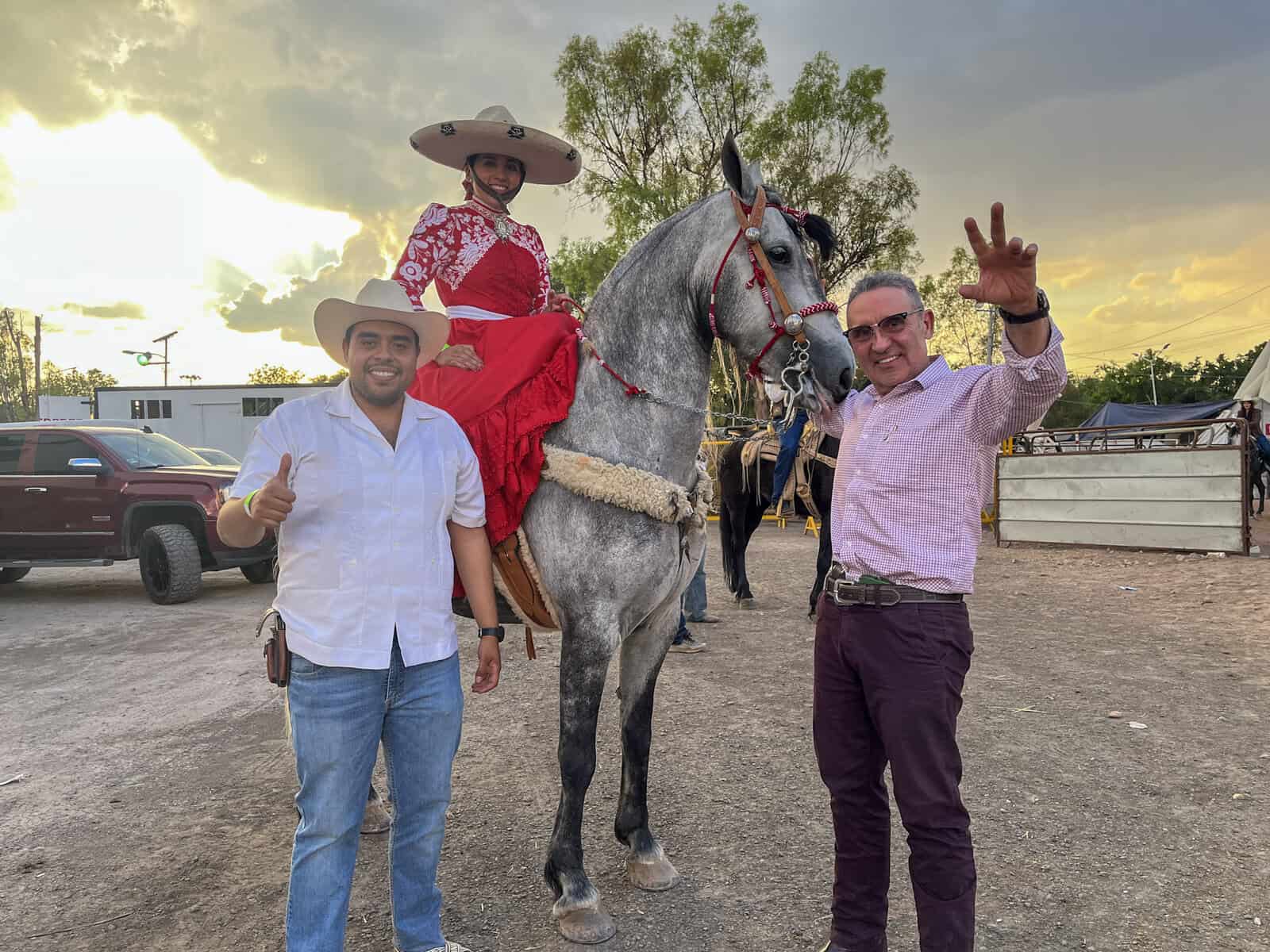 Caballo y cultura en León, México, con eventos tradicionales y familiares que celebran la pasión por la equitación.