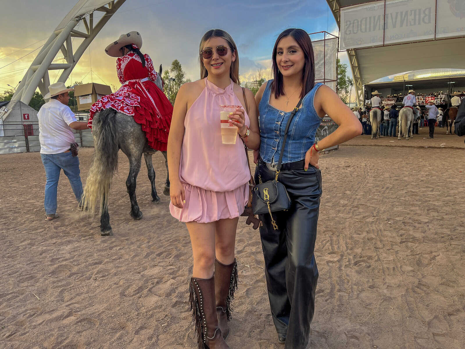 Disfruta de la tradición y cultura en eventos ecuestres en León, con familias y amantes de los caballos en un ambiente festiv.