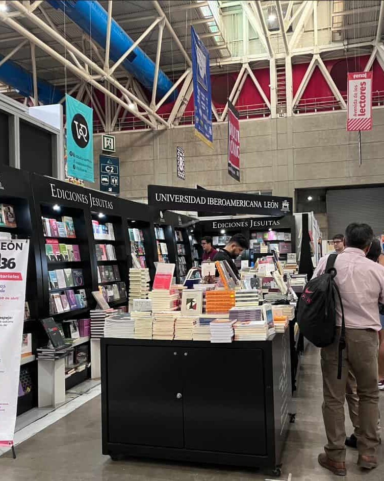 Feria del libro en León, evento cultural FENAL 2026, conmemorando 450 años de historia, exhibiendo libros y actividades liter.