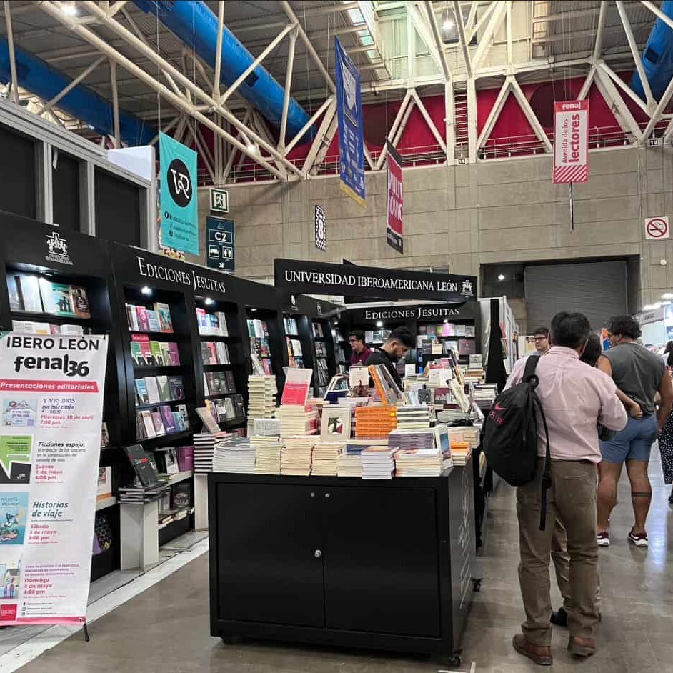 Feria del libro en León, evento cultural FENAL 2026, conmemorando 450 años de historia, exhibiendo libros y actividades liter.