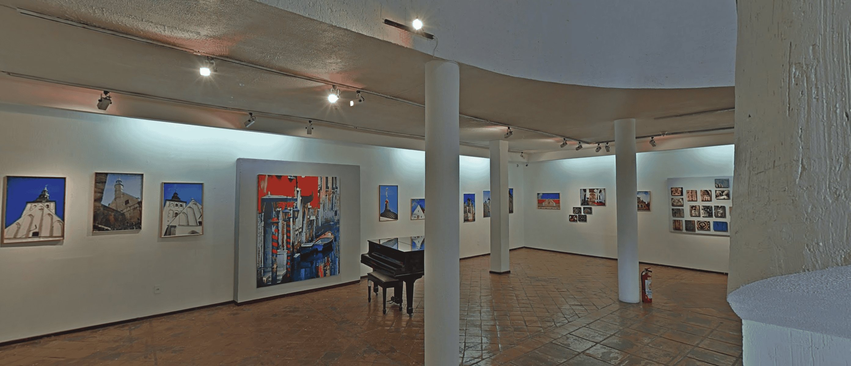 Galer&iacute;a de museos en Le&oacute;n exhibiendo obras de arte, historia y cultura en un espacio moderno y acogedor.