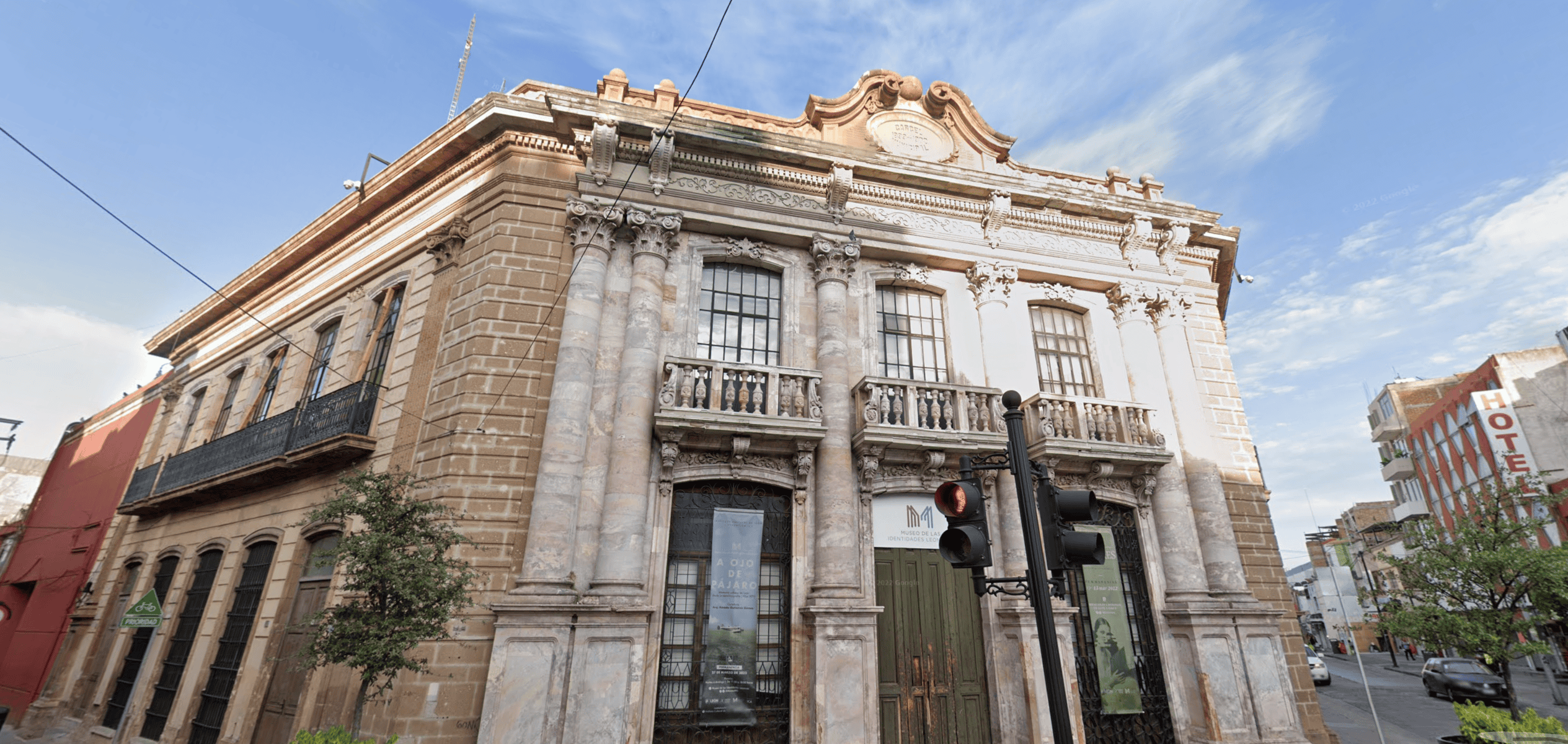Edificio hist&oacute;rico en el centro de Le&oacute;n, con arquitectura colonial y detalles ornamentales que reflejan su importancia cultur.