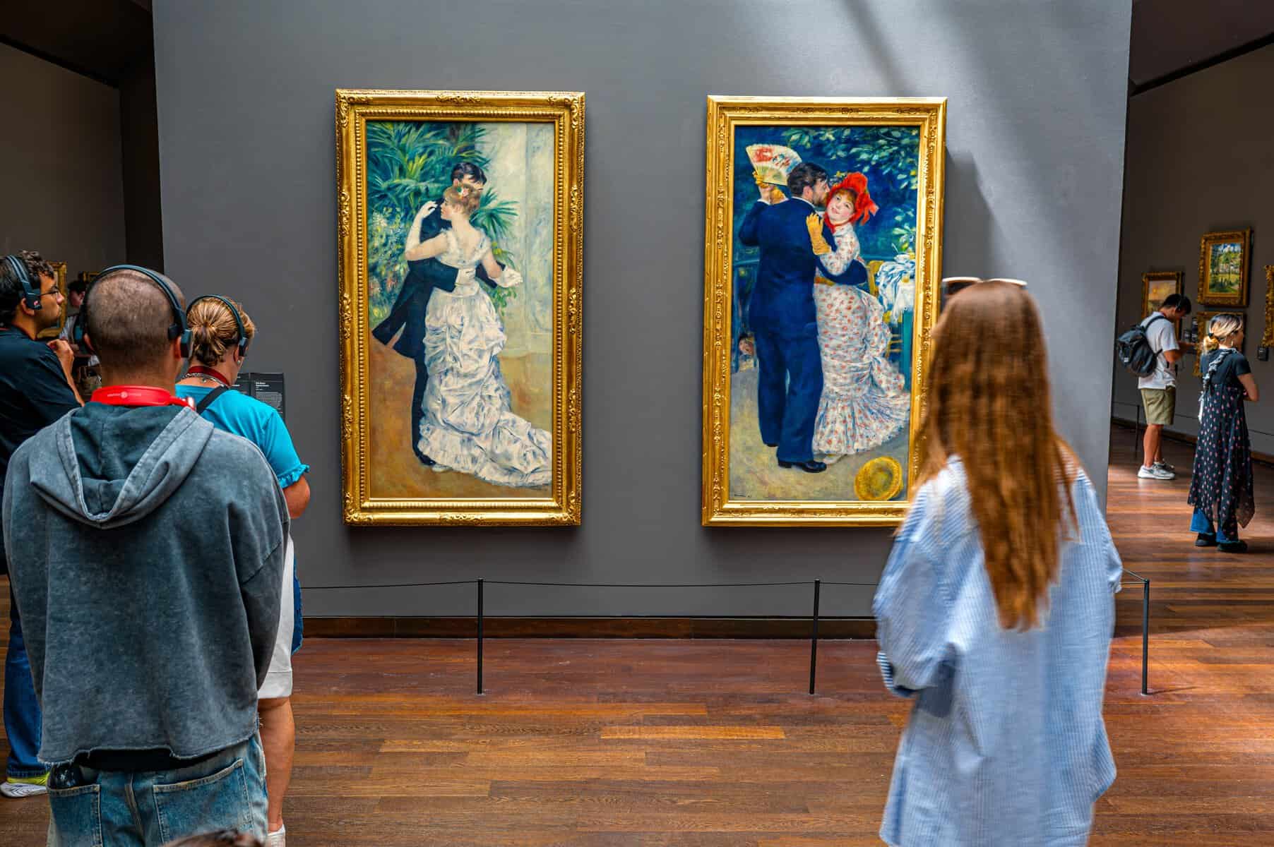 Espectadores admirando pinturas cl&aacute;sicas en el Museo de Le&oacute;n, que celebra el D&iacute;a Internacional de los Museos con exhibiciones.