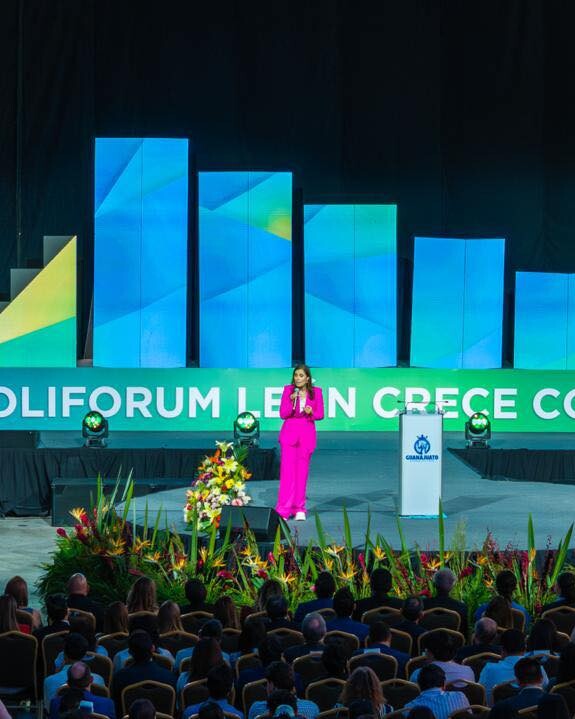 Sala C5 moderna en el Poliforum de León, sede de eventos de alto nivel en Guanajuato.