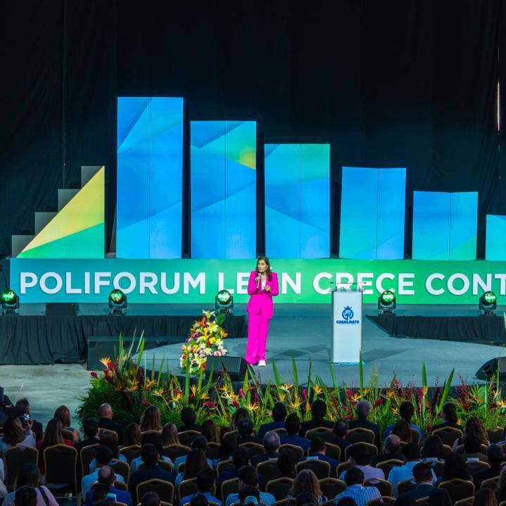 Sala C5 moderna en el Poliforum de León, sede de eventos de alto nivel en Guanajuato.