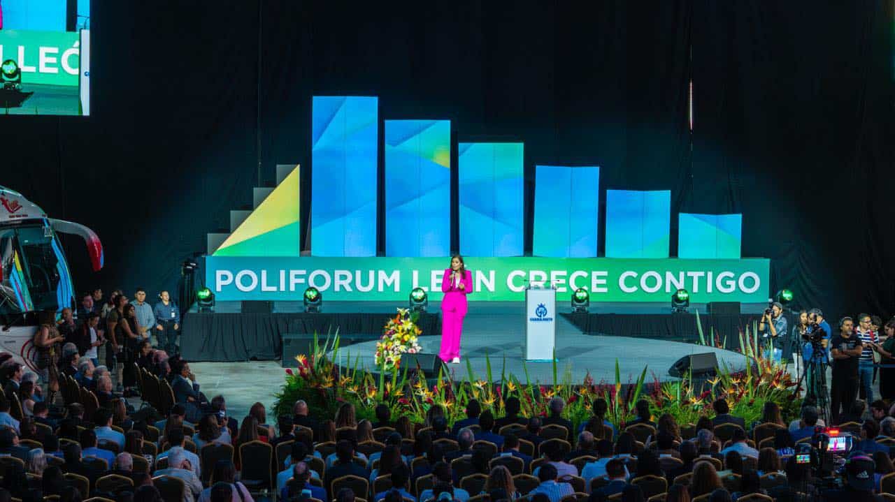 Sala C5 moderna en el Poliforum de León, sede de eventos de alto nivel en Guanajuato.