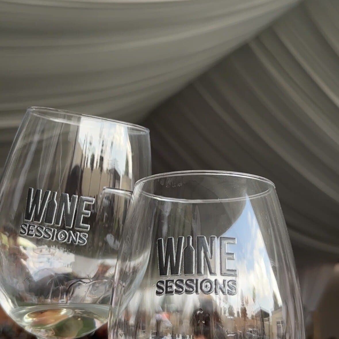 Vasos de vino con logo de Wine Sessions en evento en León, México.