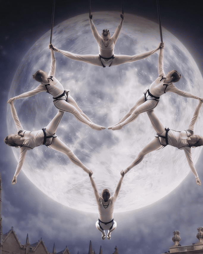Espectáculo de acróbatas en el cielo con la luna de fondo, celebrando la cultura y el orgullo de León en sus 450 años.