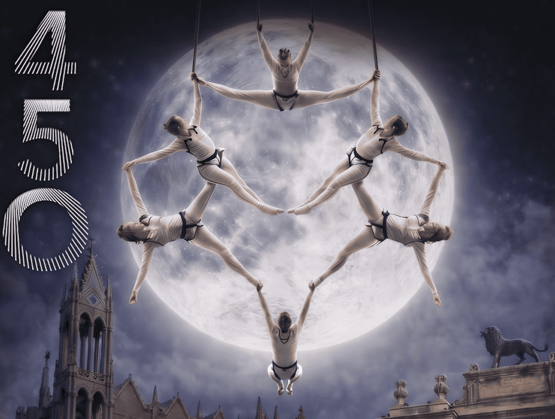 Sky acrobatics show with the moon in the background, celebrating León's culture and pride on its 450th anniversary.
