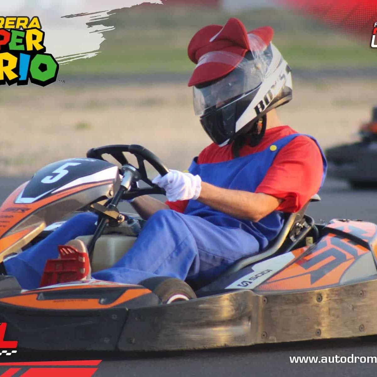 Ni&ntilde;o conduciendo un kart en una pista de carreras en Le&oacute;n, con casco y equipo de protecci&oacute;n.