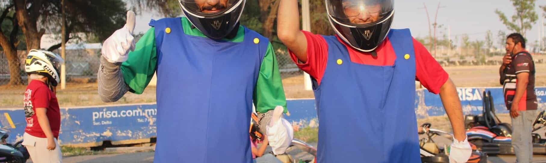 Dos personas disfrazadas de Super Mario en una carrera en Le&oacute;n, M&eacute;xico, participando en un evento tem&aacute;tico de videojuegos.