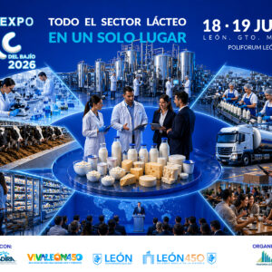 Grupo de profesionales en una feria láctea en León, México, mostrando productos lácteos en un evento industrial.