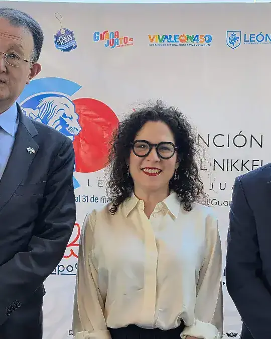 Líderes en turismo en León, México, participando en evento internacional de promoción turística.