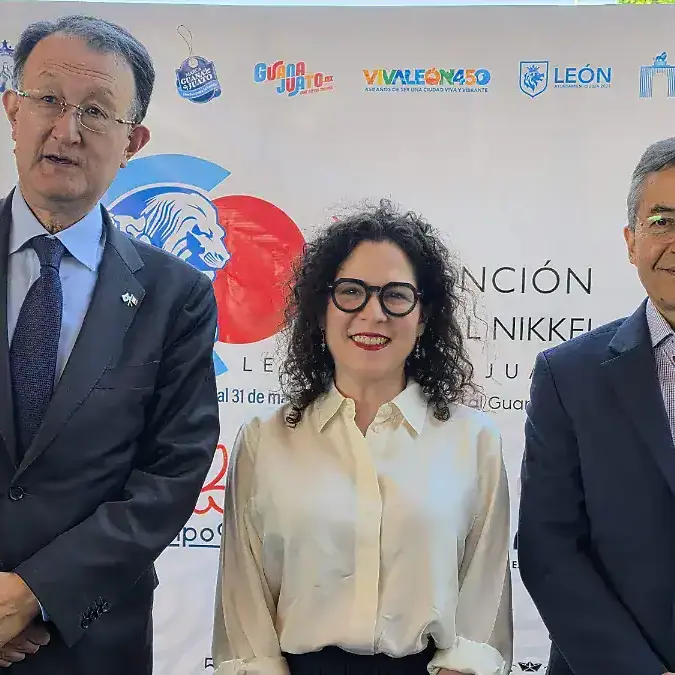 Líderes en turismo en León, México, participando en evento internacional de promoción turística.