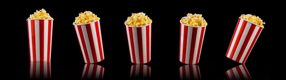 Palomitas de maíz en bandeja con fondo negro, ideal para disfrutar en el cine o en casa.
