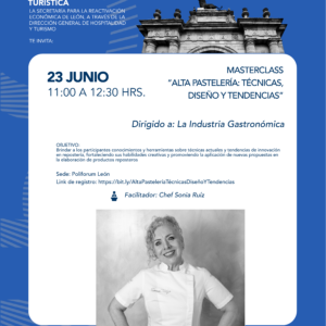 Imagen de una pastelera sonriendo, vestida con uniforme blanco, en un evento de capacitación en León, México.