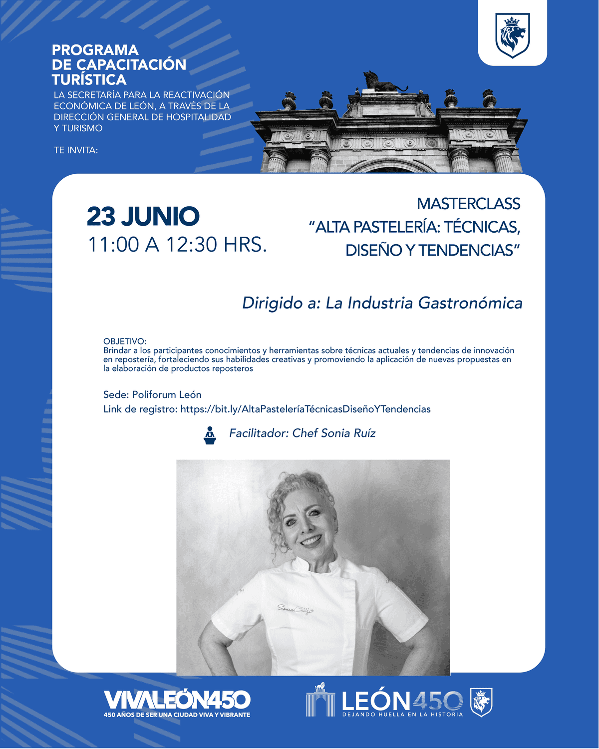 Imagen de una pastelera sonriendo, vestida con uniforme blanco, en un evento de capacitación en León, México.