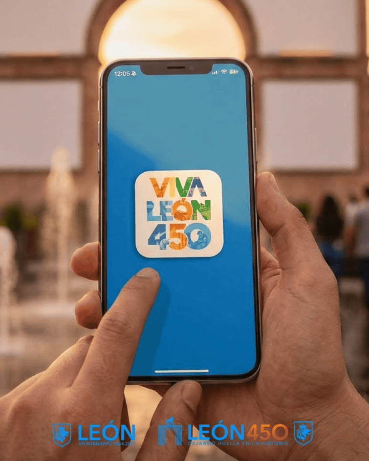 Persona sosteniendo un teléfono con el logo de Viva León 450 en un fondo de monumento y fuentes al atardecer.