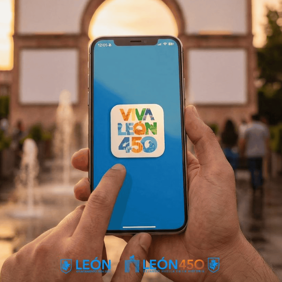 Persona sosteniendo un teléfono con el logo de Viva León 450 en un fondo de monumento y fuentes al atardecer.