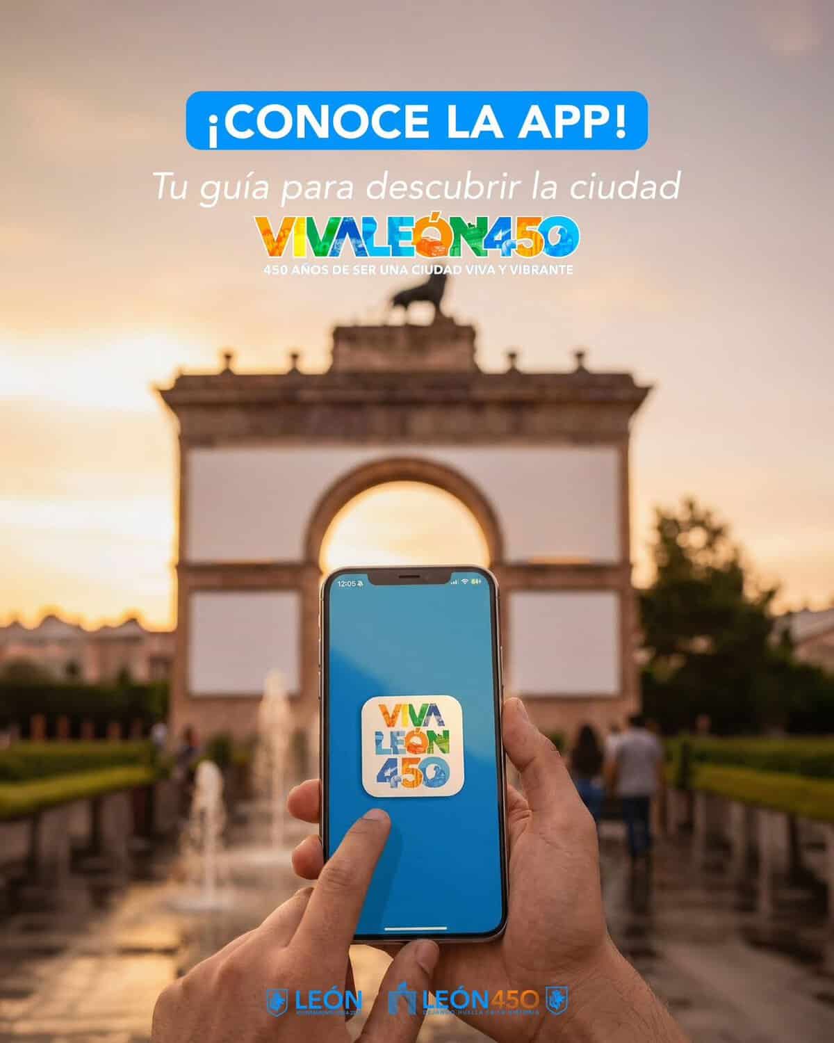 Persona sosteniendo un teléfono con la app VIVA LEÓN 450 frente a la Arco de la Calzada en León, México, durante el atardecer.