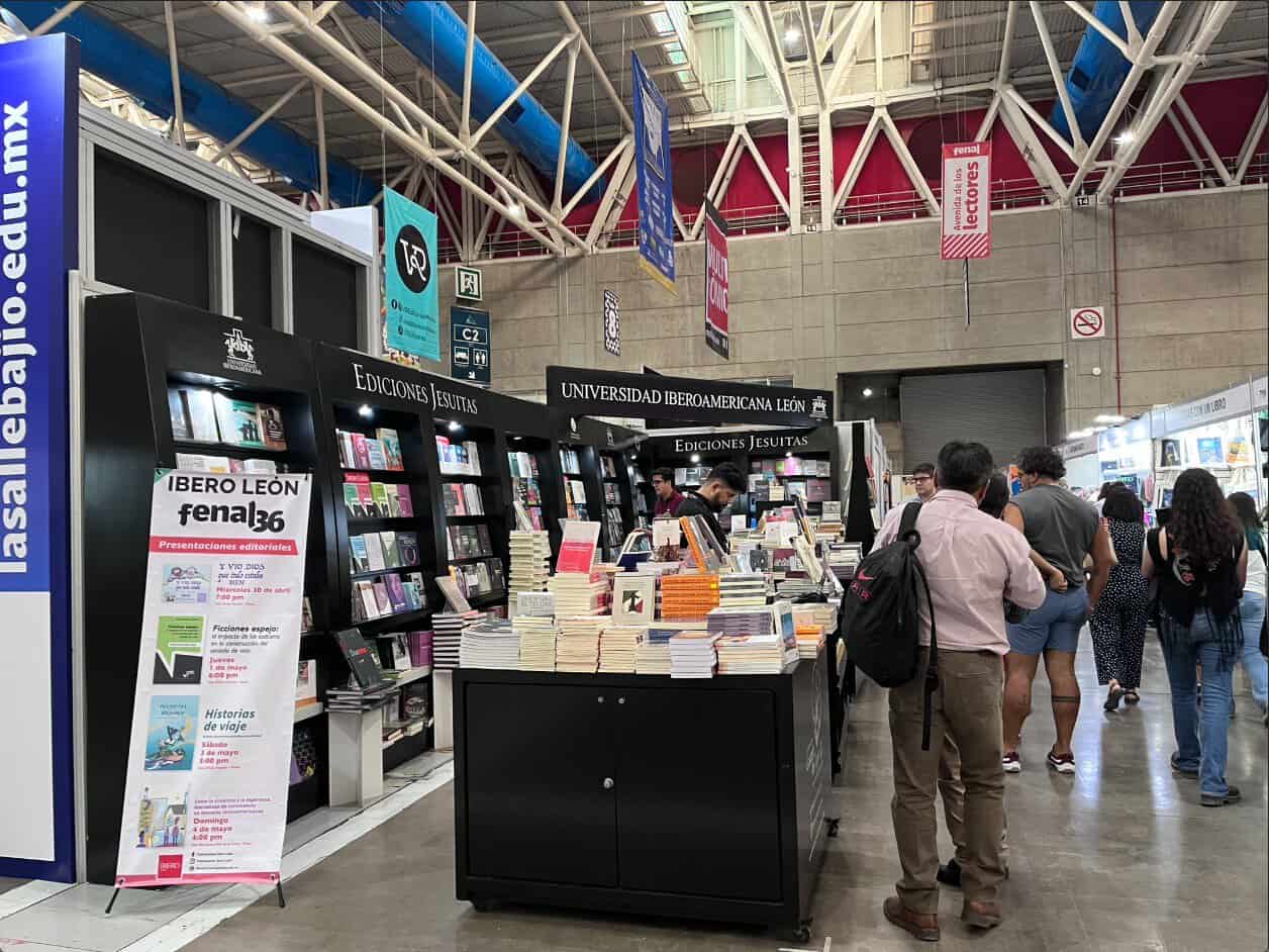 Feria del libro en Le&oacute;n, con stands de editoriales y actividades culturales en el evento FENAL 2026.