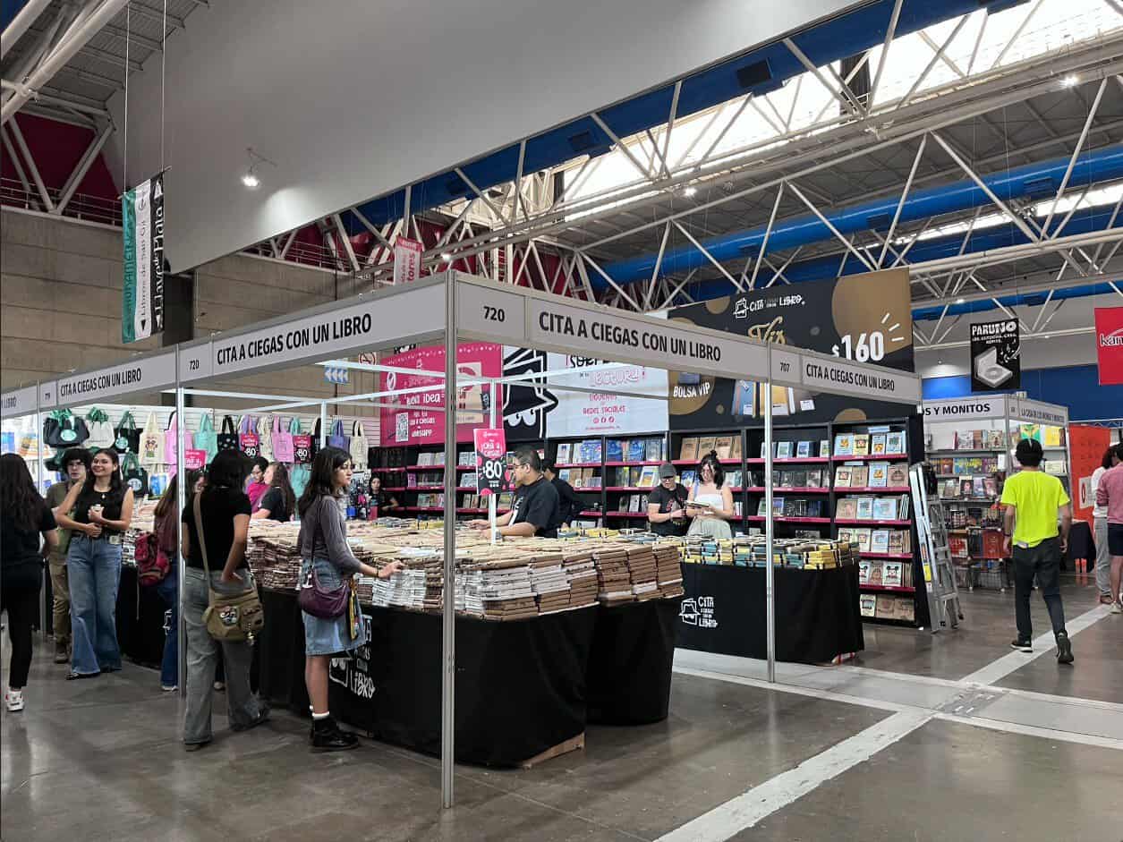 Feria del libro en Le&oacute;n, con lectores disfrutando de actividades culturales y venta de libros en un evento literario destacad.