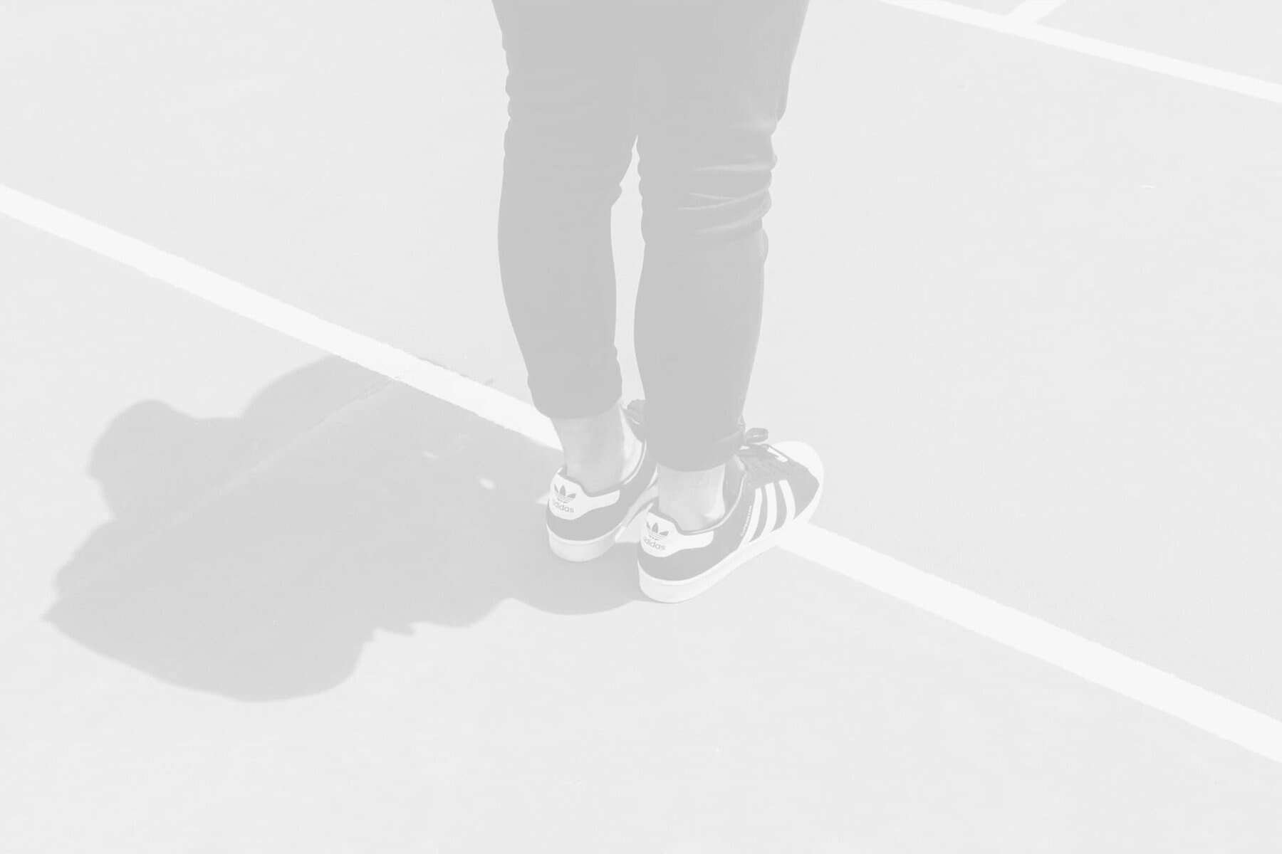 Zapatos deportivos en una cancha de baloncesto, listos para jugar.