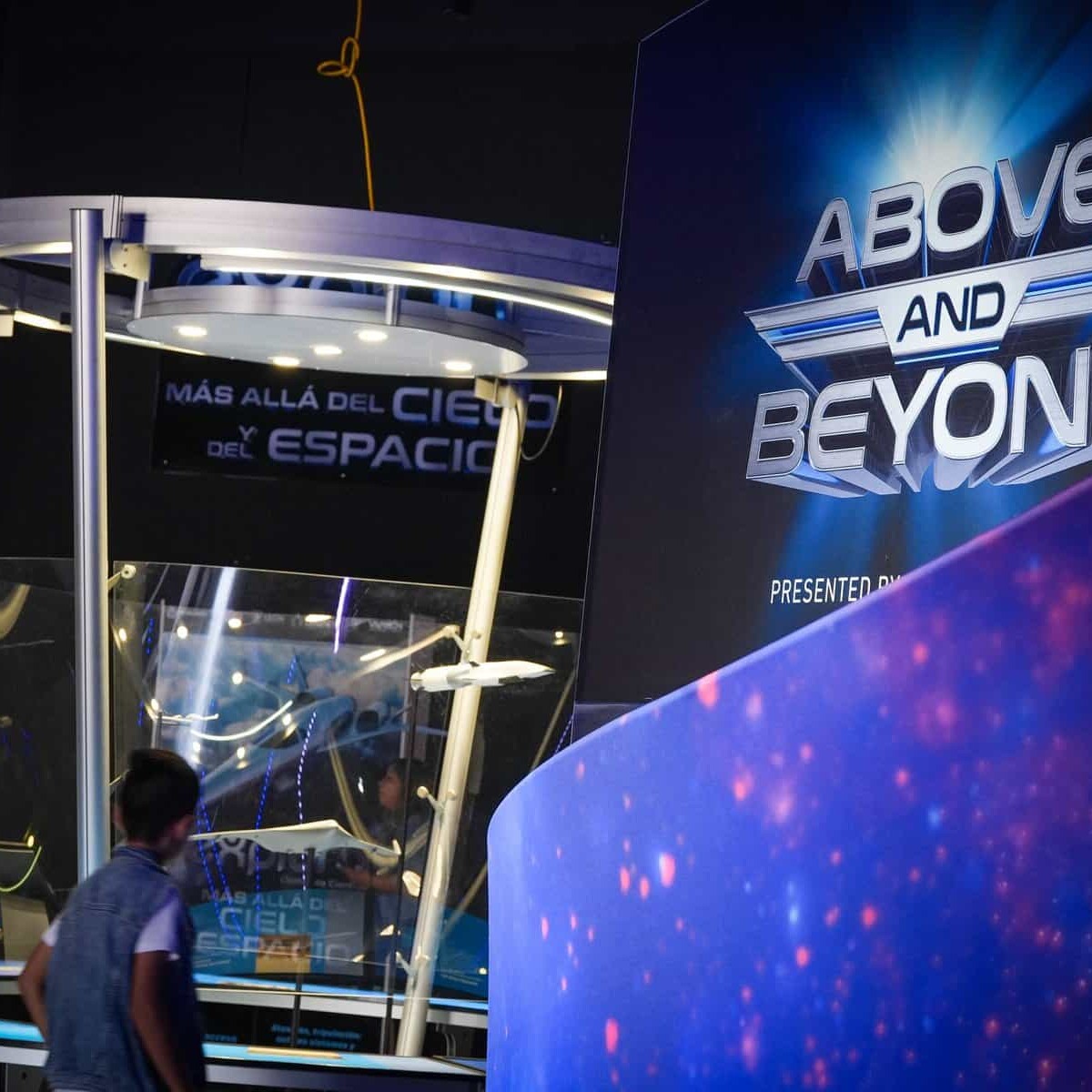 Exhibición espacial interactiva en León, Guanajuato, con tecnología avanzada y diseño futurista para visitantes.