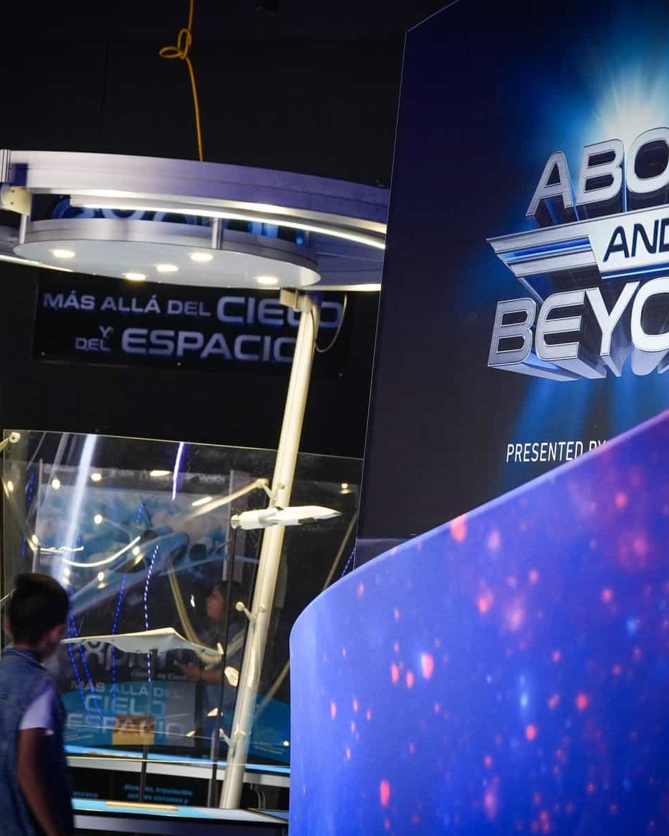 Exhibición espacial interactiva en León, Guanajuato, con tecnología avanzada y diseño futurista para visitantes.