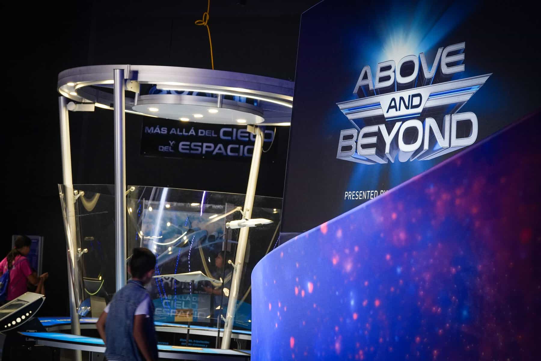 Exhibición espacial interactiva en León, Guanajuato, con tecnología avanzada y diseño futurista para visitantes.